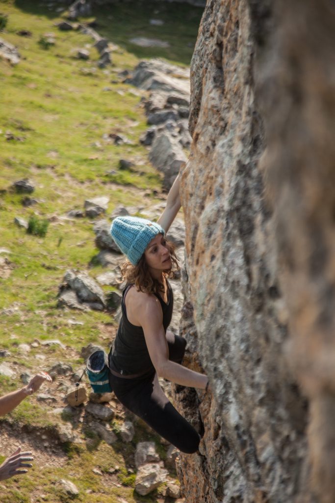 Hélène Collin, fondatrice de Symbioz Climbing s'attaque au high ball du Mondarrain